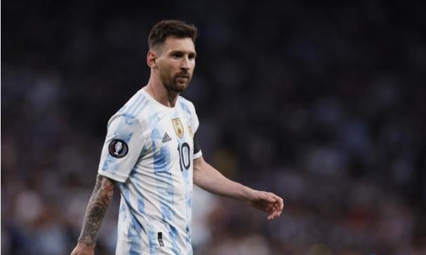 冲突现场：亚马尔成众矢之的，卡瓦哈尔做闭嘴手势，小熊差点动粗